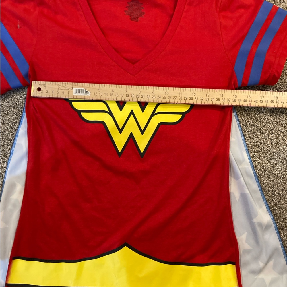 DC Comics Wonder Woman t shirt with Velcro cape - Picture 4 of 8